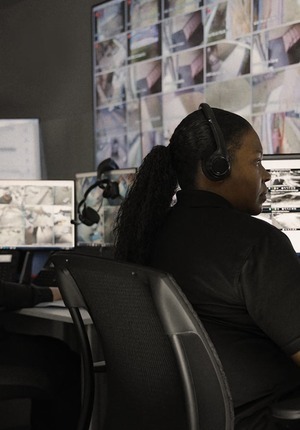 monitoring-specialist4_remote-video-monitoring_2x3_AR