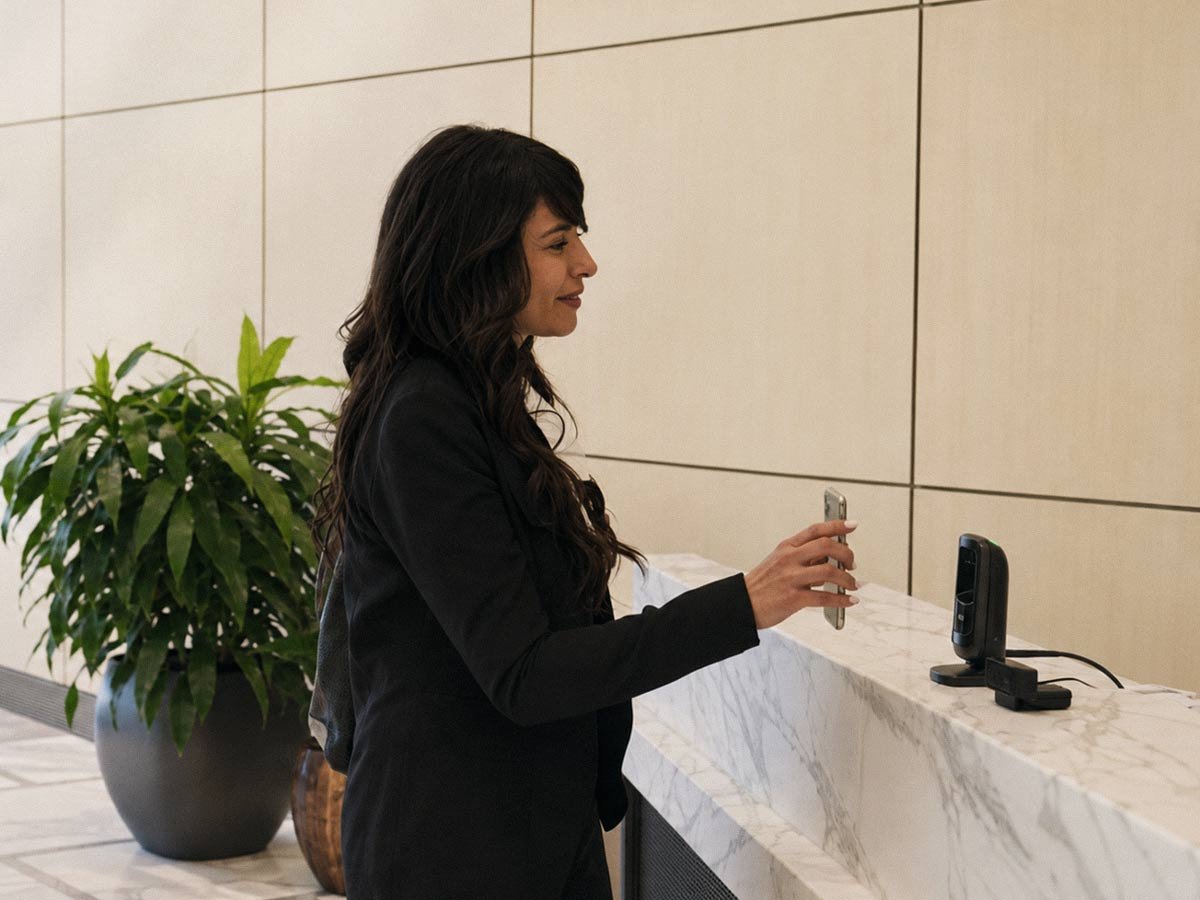 visitor-scanning-qr-code_testimonial_4x3